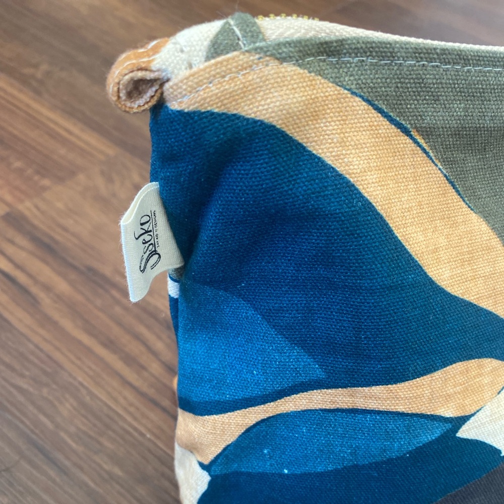 Carryall Cosmetic Bag in Obuvumu - Picture 4 of 4